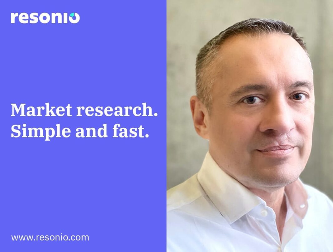 Ein Mann im weißen Hemd nutzt resonio, das einfache und schnelle Marktforschungstool von Clickworker.